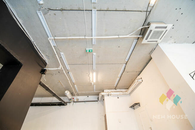 Lokal z witrynami Centrum z miejscami postoj.