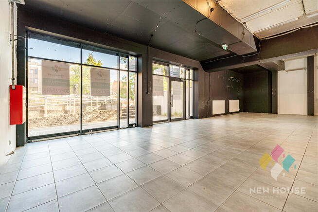 Lokal z witrynami Centrum z miejscami postoj.