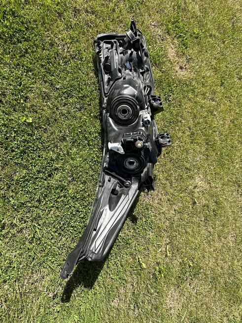 Komplet przednich lamp Toyota Corolla 2015 lekko uszkodzone