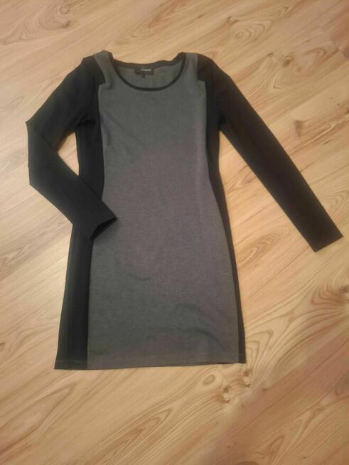 Sukienka Reserved dopasowana ze wstawką rozm. L