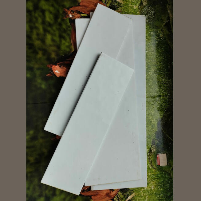 Półki szklane ze spornikami.