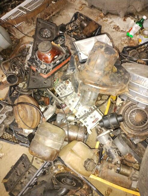 Sprzedam różne części pozostałosci po autach z czasów PRL