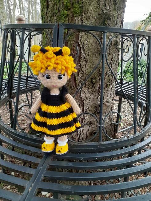 Lalka pszczółka na szydełku