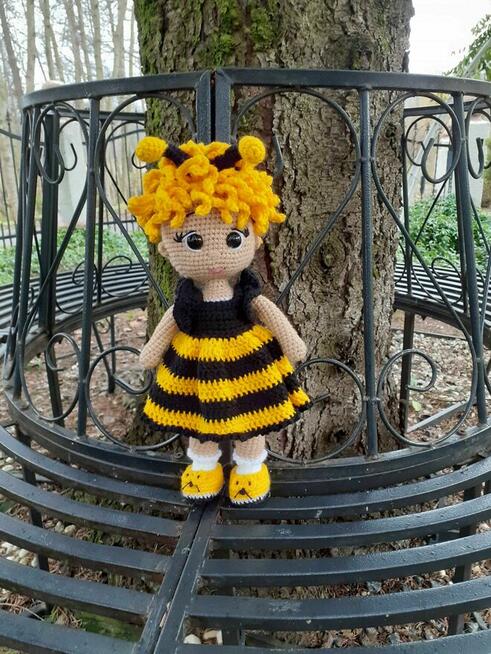 Lalka pszczółka na szydełku