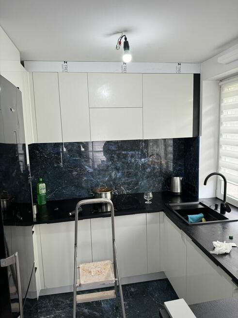 Meble na wymiar listwy podłogowe skręcanie mebli