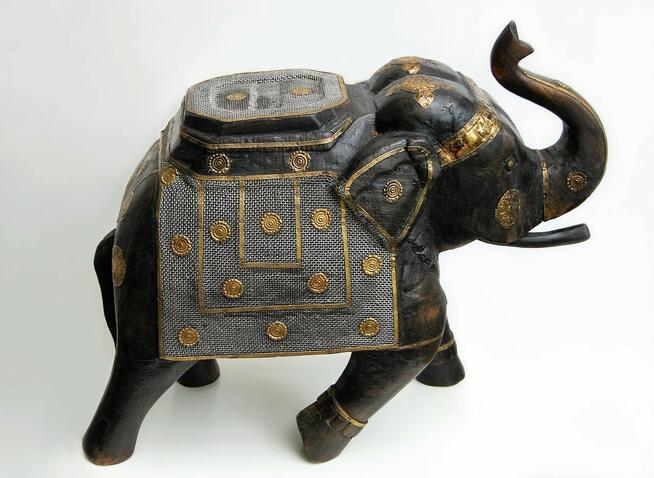 Duży słoń indyjski, rzeźba, drewno mango jak heban, mosiądz