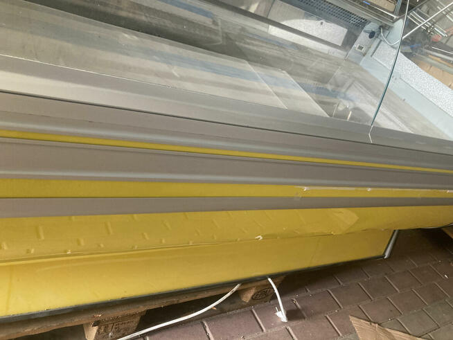 witryna chłodnicza marki COLD, wraz z agreg model W18 G-v-k,