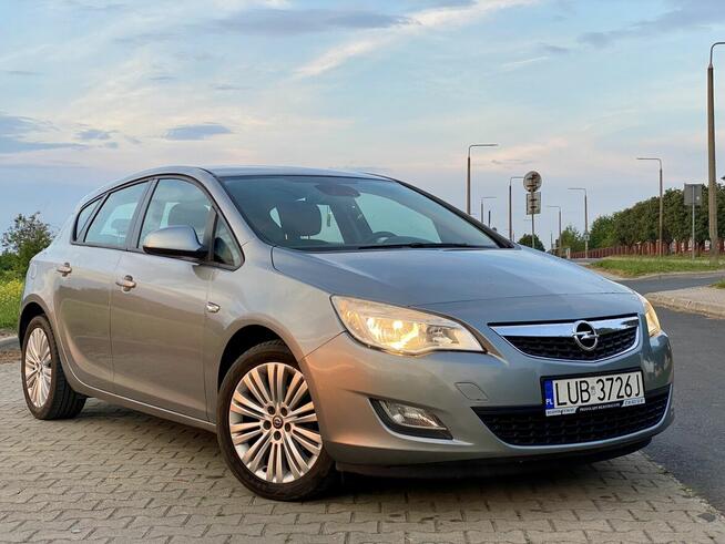 Opel Astra J 2011 (nowy rozrząd, nowe opony)