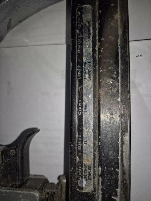 Pistolet tapicerski na zszywki CROWN Zszywacz stolarski