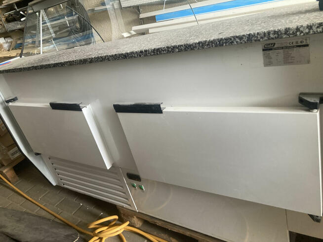 witryna chłodnicza marki COLD, wraz z agreg model W18 G-v-k,