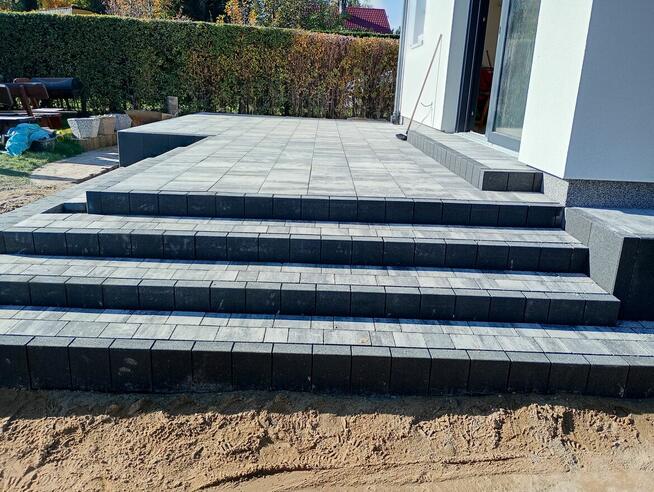 Profesjonalne układanie kostki brukowej.