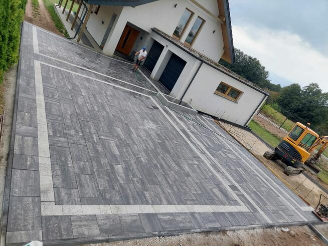 Profesjonalne układanie kostki brukowej.