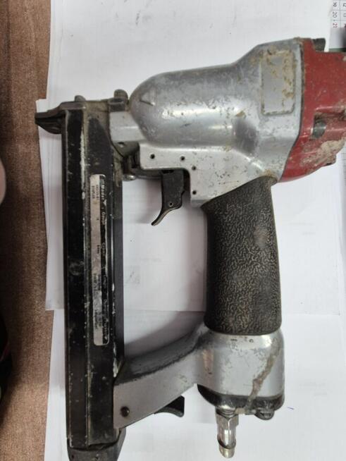 Pistolet tapicerski na zszywki CROWN Zszywacz stolarski