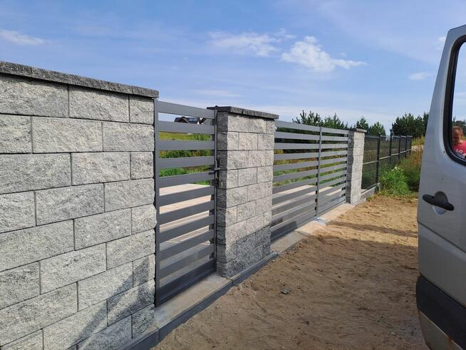 Profesjonalne układanie kostki brukowej.