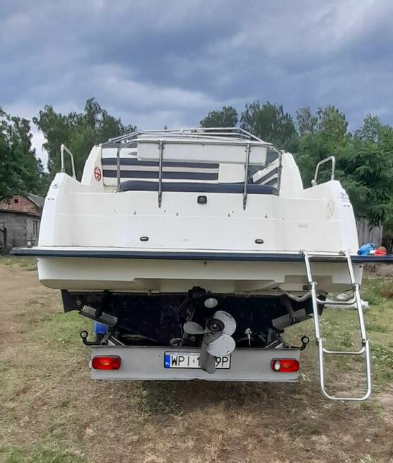 Łódż motorowa kabinowa