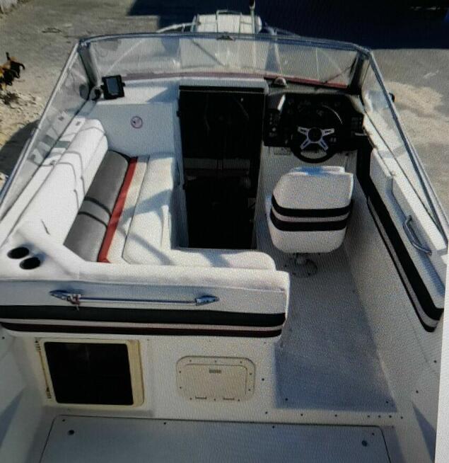 Łódż motorowa kabinowa