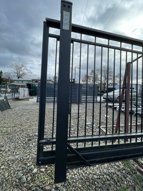 Brama przesuwna Wiśniowski z automatem w słupku 3850x1750 mm