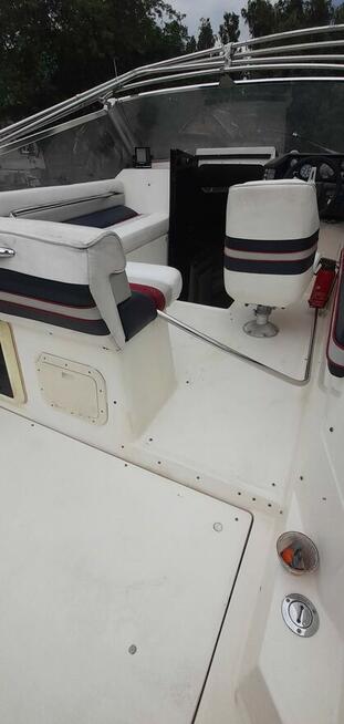 Łódż motorowa kabinowa