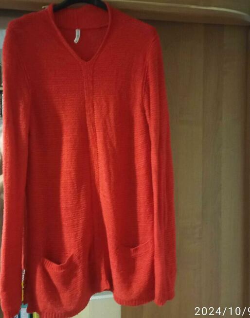 sweter cienki czerwony z delikatnie dzianym prostym wzorem