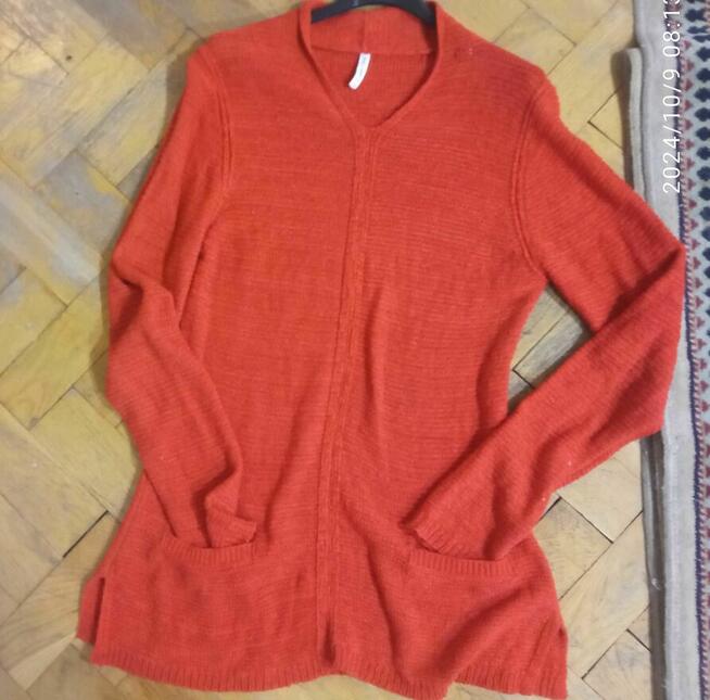 sweter cienki czerwony z delikatnie dzianym prostym wzorem