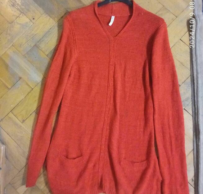 sweter cienki czerwony z delikatnie dzianym prostym wzorem