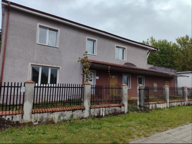 Duży dom z pomieszczeniami gospodarczymi 2000m