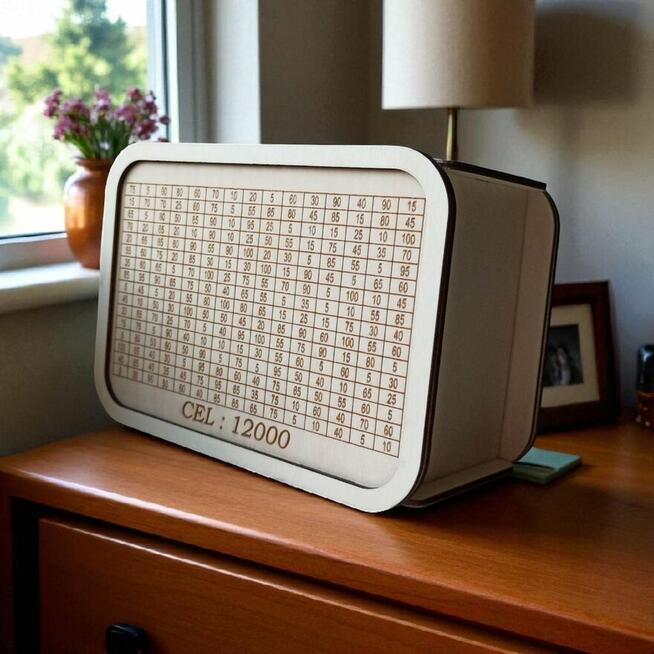 Drewniana Grawerowana Skarbonka Wykreślanka z Celem Oszczędz