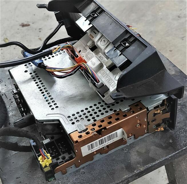 Radio + wyświetlacz + sterowanie pod kierownicą.