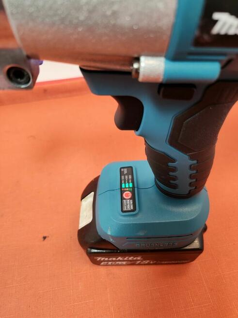 Akumulatorowe nożyce do cięcia blachy Makita