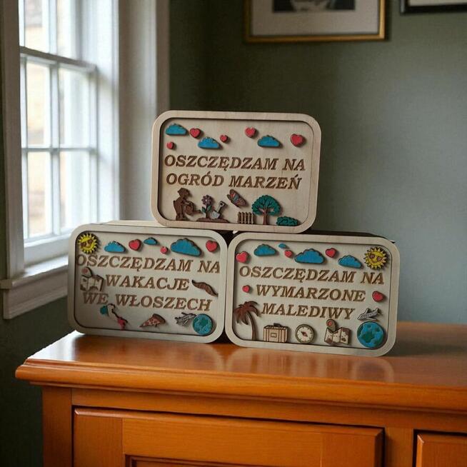 Drewniana Grawerowana Skarbonka Wykreślanka z Celem Oszczędz