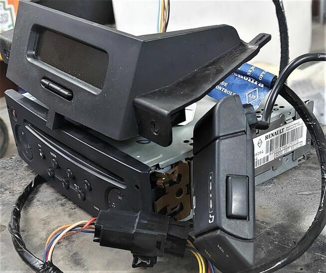 Radio + wyświetlacz + sterowanie pod kierownicą.