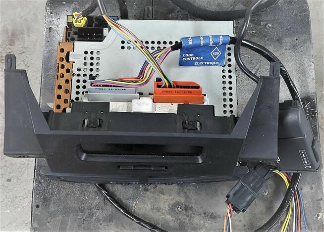 Radio + wyświetlacz + sterowanie pod kierownicą.