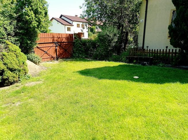 Dom na działce 900m2, budynki gospodarcze, zieleń.