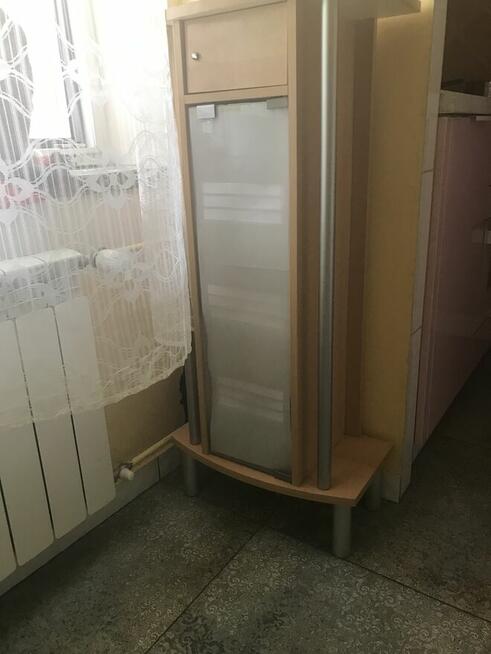 Efektowna szafeczka z oszkleniem