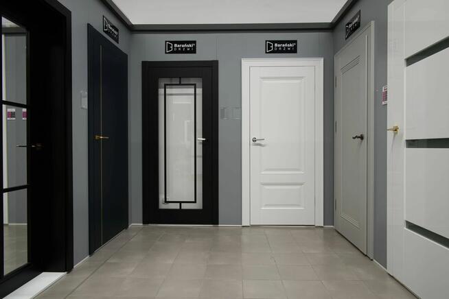 W salonie podłogi i drzwi do pomocy co sobota w godz 10-20