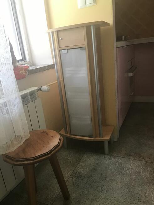 Efektowna szafeczka z oszkleniem