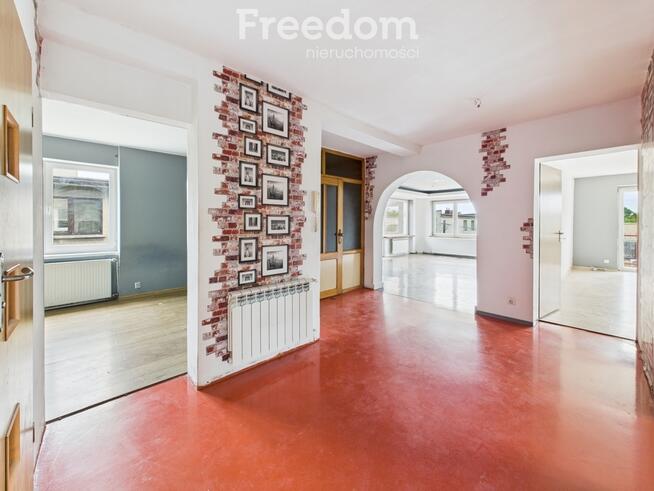 Duży dom z garażem i ogrodem