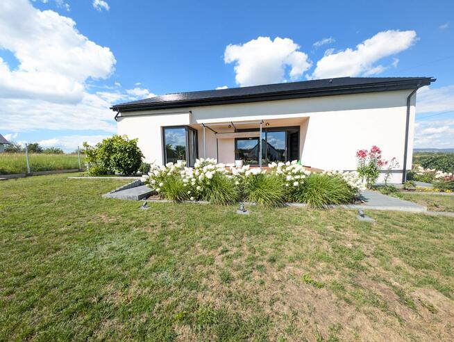 Nowoczesny parterowy dom z klasą w cichej widokowej okolicy