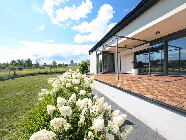 Nowoczesny parterowy dom z klasą w cichej widokowej okolicy