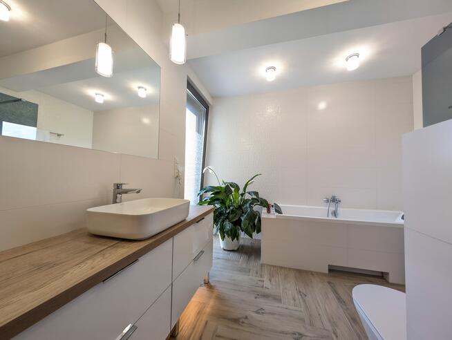 Nowoczesny parterowy dom z klasą w cichej widokowej okolicy