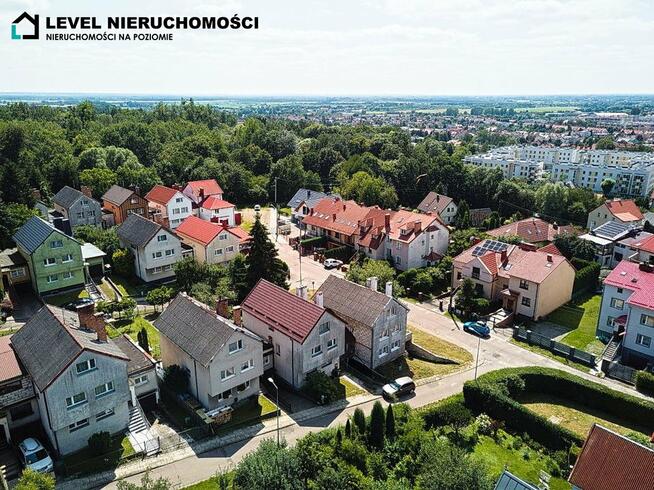 Dom skrajny w mieście