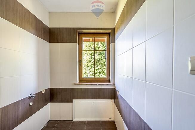 Dom parterowy, wysoka hala, garaże i pół hektara!