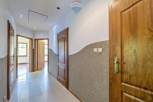 Dom parterowy, wysoka hala, garaże i pół hektara!