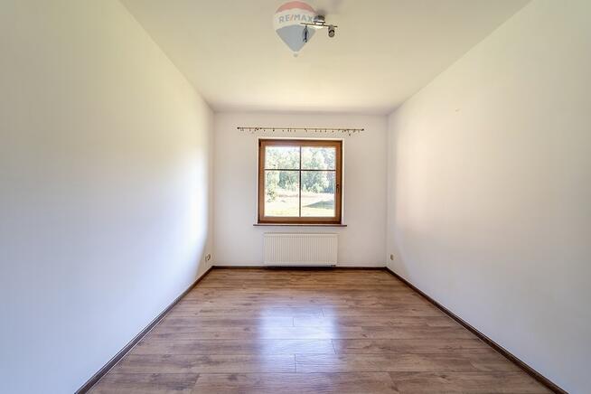 Dom parterowy, wysoka hala, garaże i pół hektara!