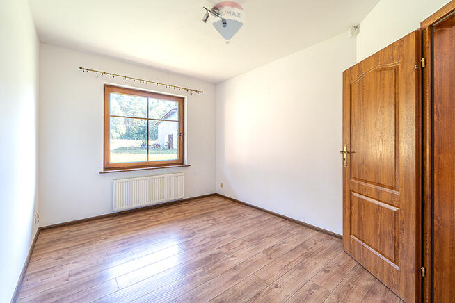 Dom parterowy, wysoka hala, garaże i pół hektara!