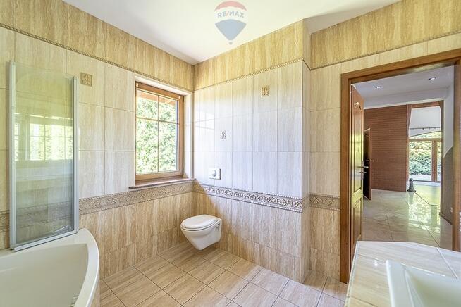 Dom parterowy, wysoka hala, garaże i pół hektara!