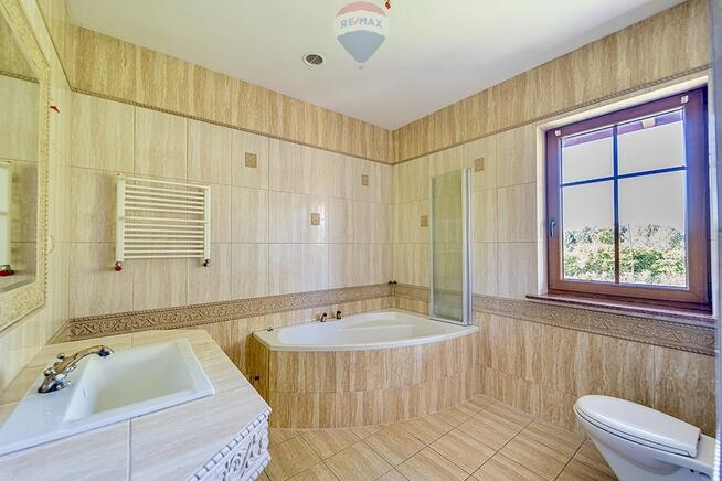 Dom parterowy, wysoka hala, garaże i pół hektara!