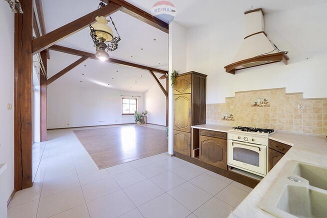 Dom parterowy, wysoka hala, garaże i pół hektara!