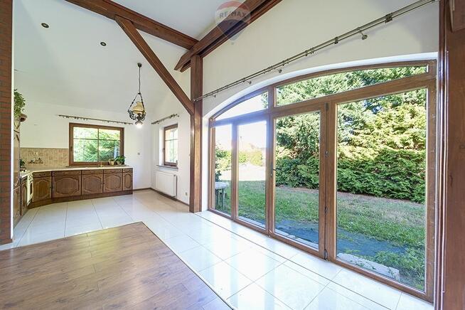 Dom parterowy, wysoka hala, garaże i pół hektara!