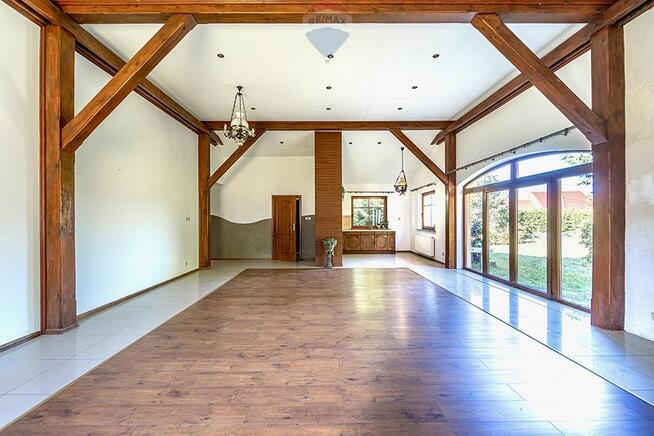 Dom parterowy, wysoka hala, garaże i pół hektara!